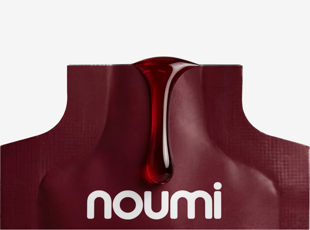 noumi Metabolic-1 Packung in Dunkelrot mit tropfendem rotem Gel und noumi-Logo