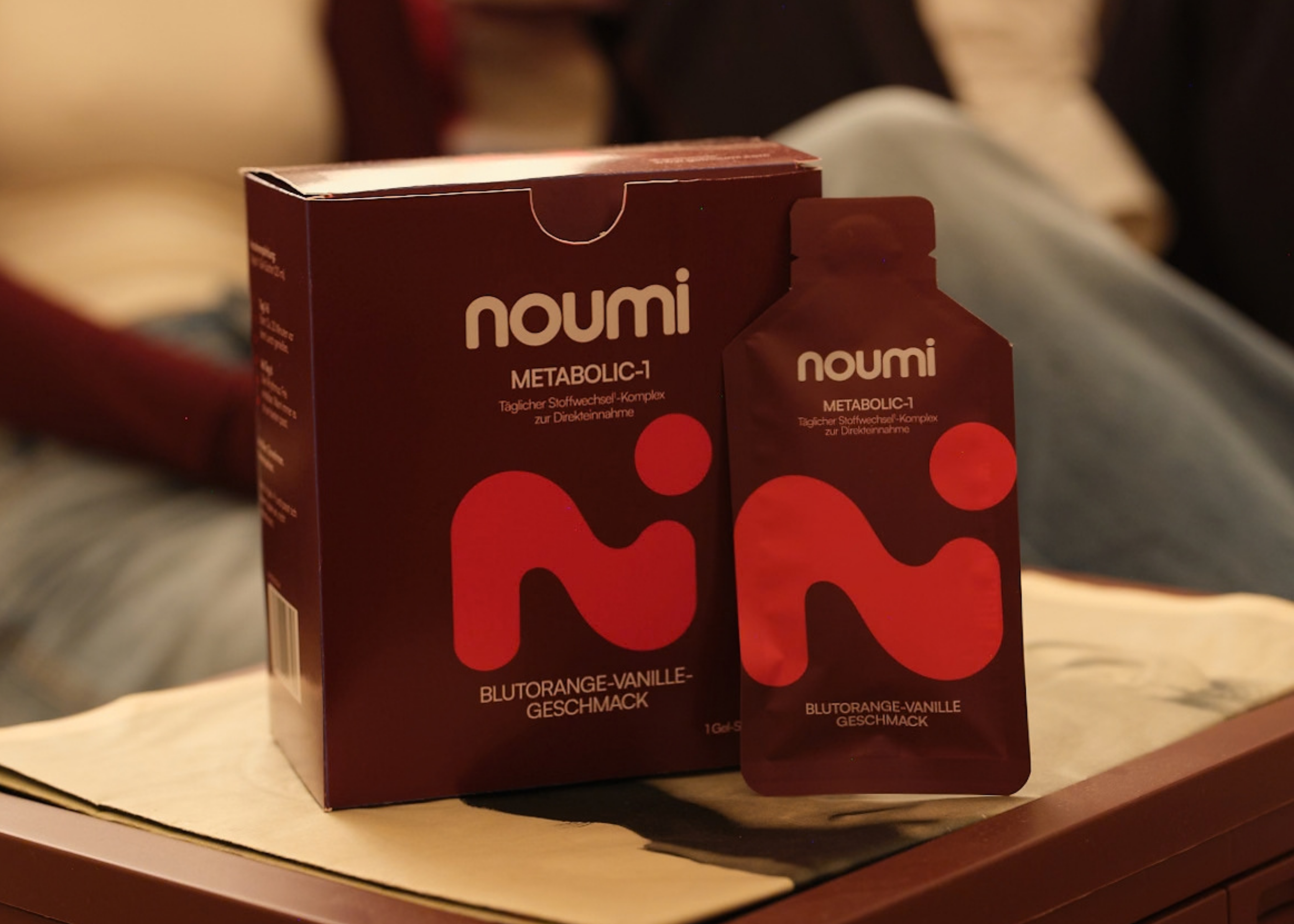noumi Metabolic-1 Packung und Gel-Sachet auf einem Tisch